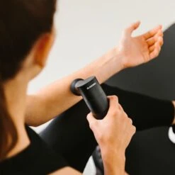 Blackroll Vibrationsmassagegerät "Fascia Gun" 21 Blackroll Vibrationsmassagegerät "Fascia Gun" -Fitnessserien Geschäft 322 5309 9